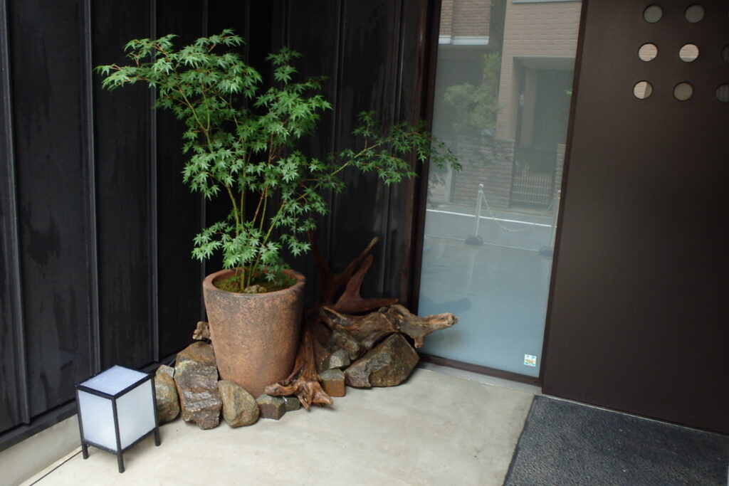 植物×流木×石材による玄関前の大型装飾（目黒区T邸様）